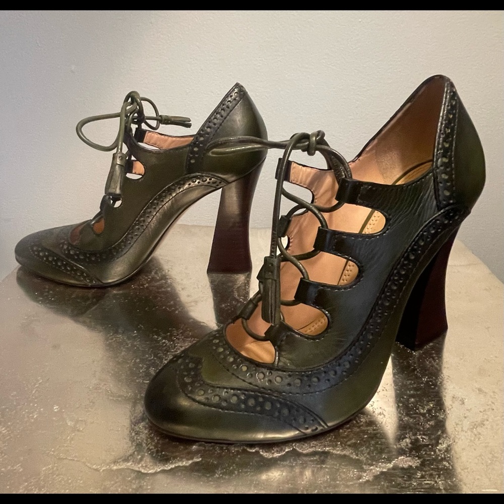 EUC Tory Burch Astrid Ghillie Pump
